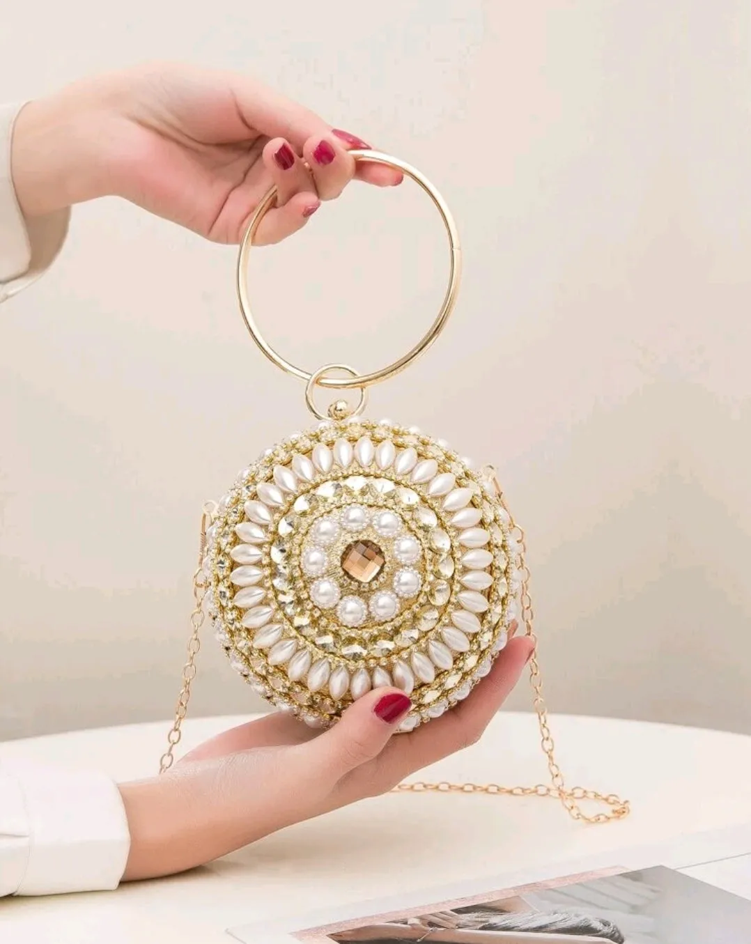 Rhinestone & faux pearl decor chain circle bag.